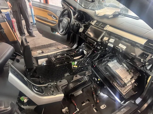 Range Rover Evoque — photographie de l’atelier, dossier 9